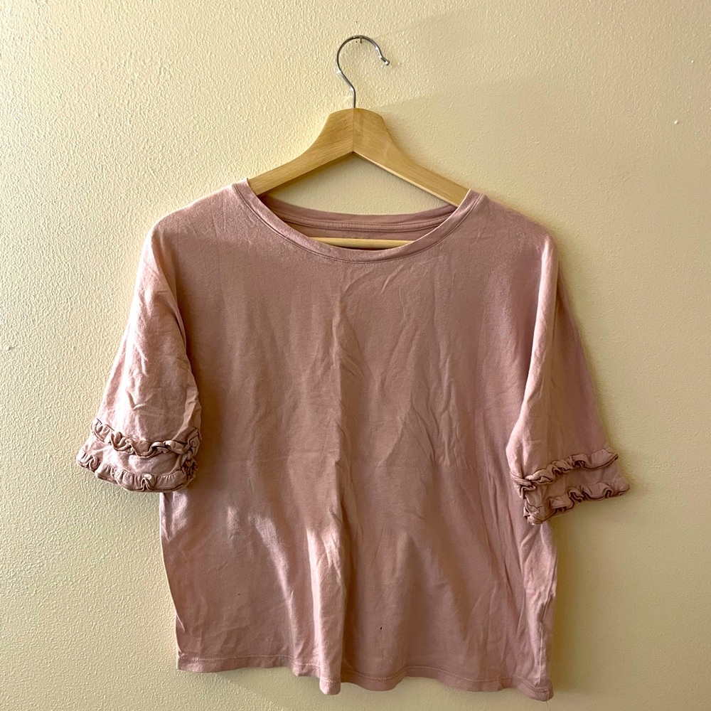 dusty rose cropped tee w/ ruffled sleeves